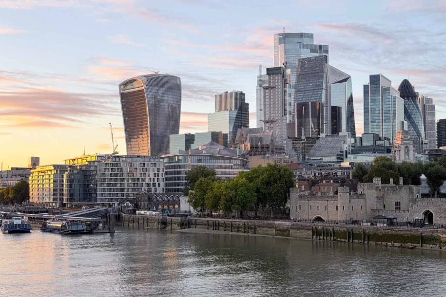 La City et la tour de Londres au premier plan