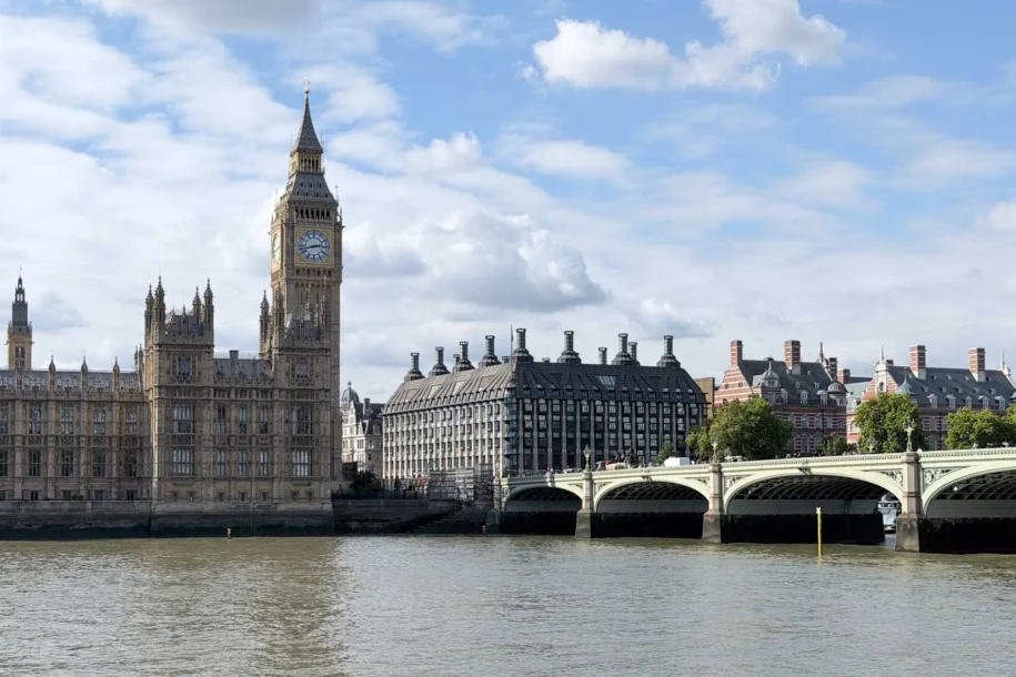 Palais de Westminster et Big Ben au bord de la Tamise