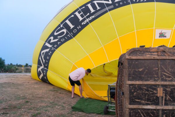 Préparatifs du vol en montgolfière à Majorque