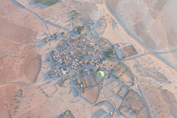 Survol d'un village marocain en montgolfière