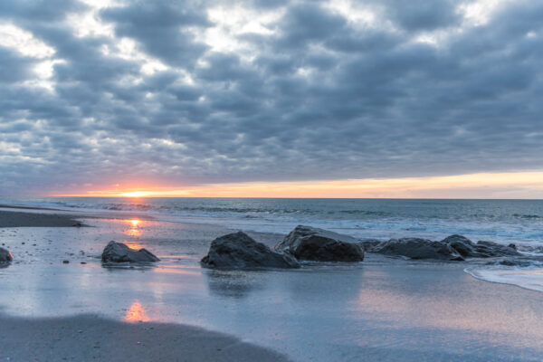 Sunset sur la plage d'Hokitika, étape de road trip en NZ