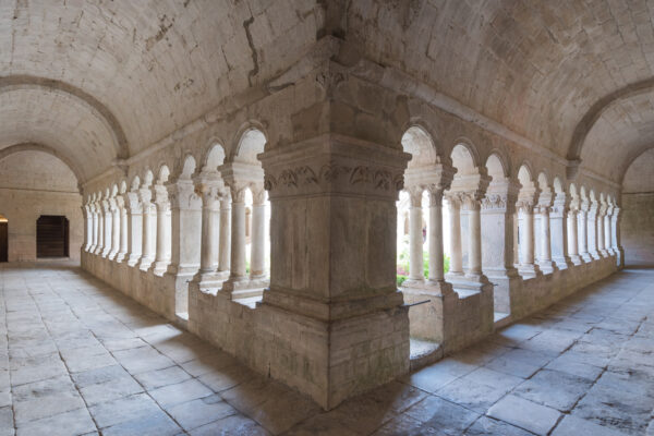 Cloître de l'abbaye de Sénanque