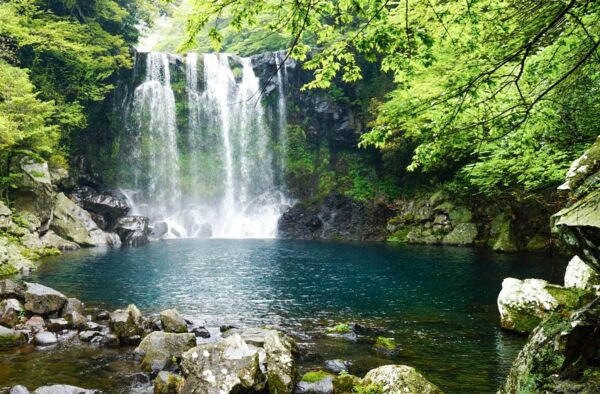 Cheonjeyeon waterfalls sur l'île de Jeju