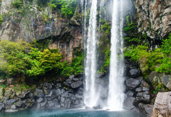 Jeongbang waterfall sur l'île de Jeju