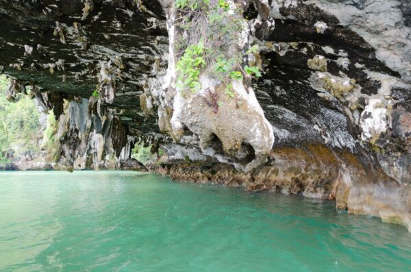 En canoë dans la baie de Phang Nga