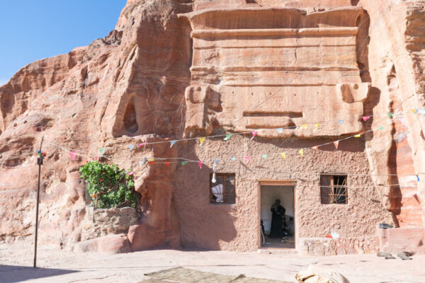 Façade / maison de pétra toujours habitée en Jordanie