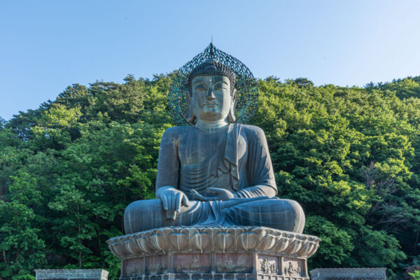 Grande statue de Bouddha en bronze à Seoraksan