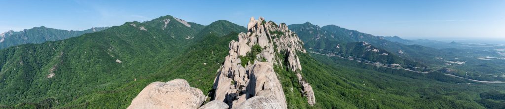 Panorama depuis le sommet d'Ulsanbawi dans le parc Seoraksan