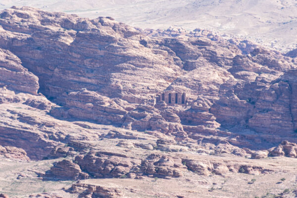 Zoom sur le monastère de Pétra (al Deir) depuis le jebel Haroun