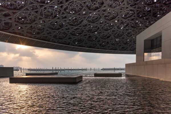 Architecture extérieure du musée du Louvre à Abu Dhabi