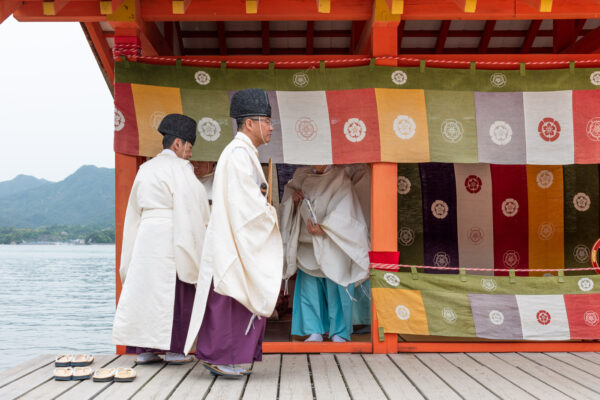 Cérémonie au sanctuaire d'itsukushima