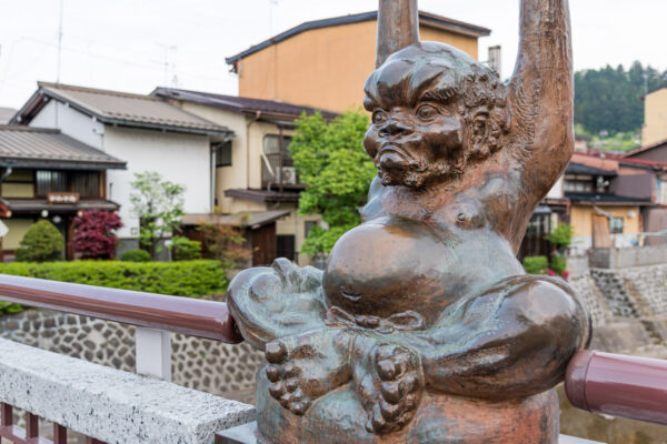 Pont sur la rivière Miyagawa à Takayama