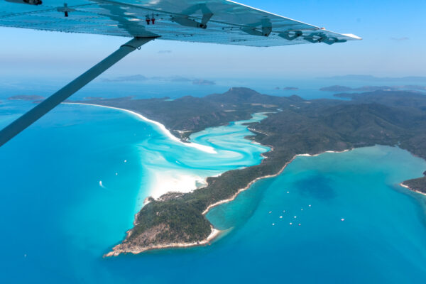 Survol de la barrière de corail et des Whitsunday Islands