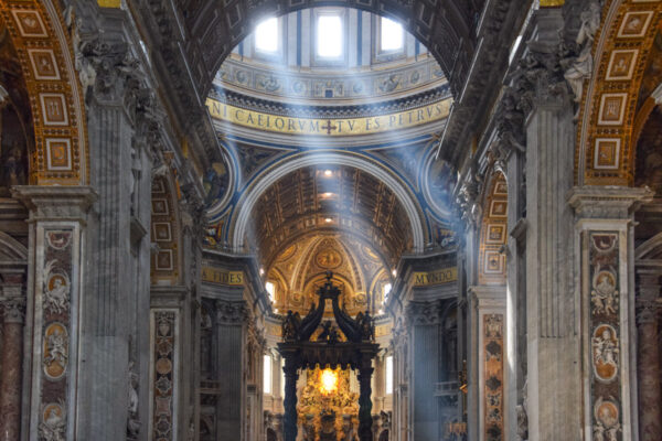 Intérieur de la basilique Saint-Pierre à Rome