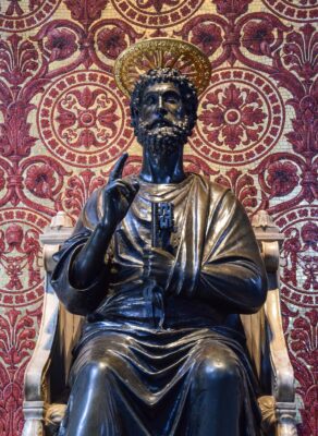 Statue de Saint-Pierre dans la basilique