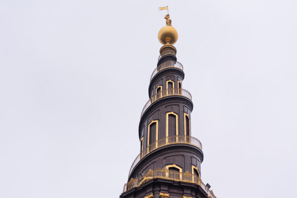 Clocher de l'église de Notre-Sauveur dans le quartier de Christianshavn