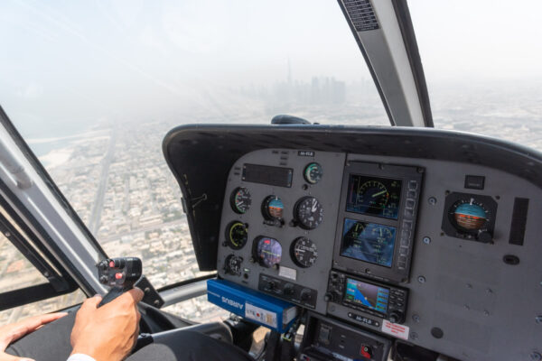 Pilote aux commandes de l'hélico