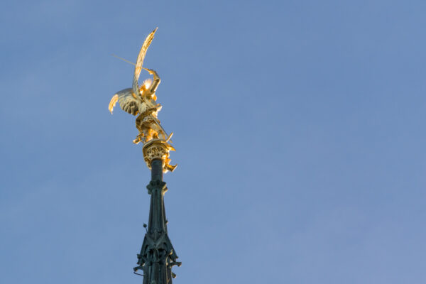 Statue de l'archange Michel au sommet de l'abbaye
