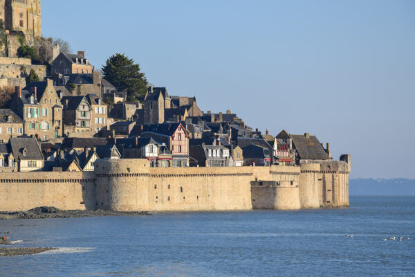 Mer qui encercle le Mont Saint-Michel lors d'une grande marée