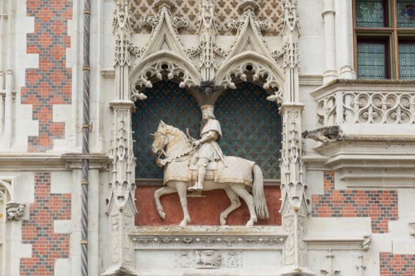 Statut à l'entrée du château de Blois