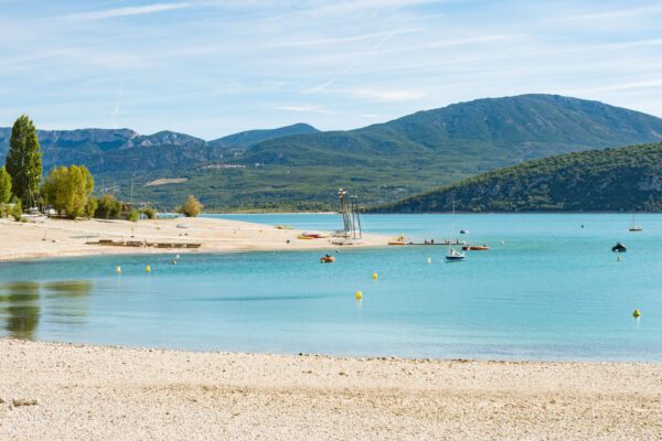 Plage sur un lac du Verdon