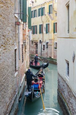 Gondoles dans des petits canaux à Venise