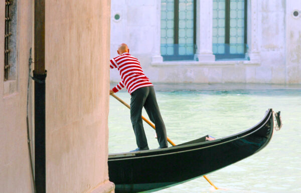 Gondolier en tenue traditionnelle