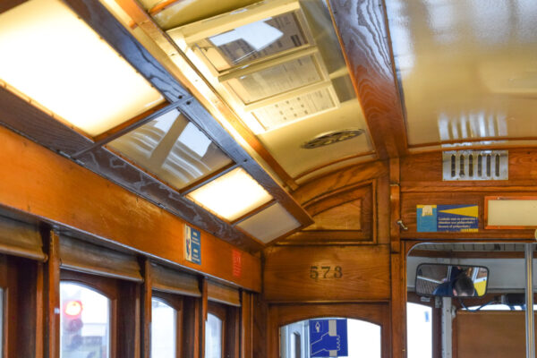 Intérieur du tram 28 à Lisbonne