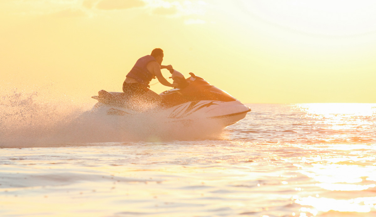 Faire du jet ski à Santorin