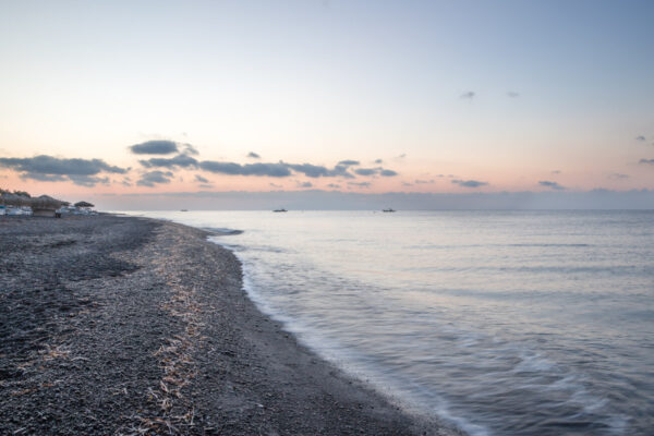 Plage de Perivolos à Santorin