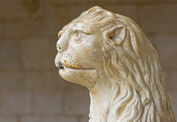 Sculpture de lion dans le monastère