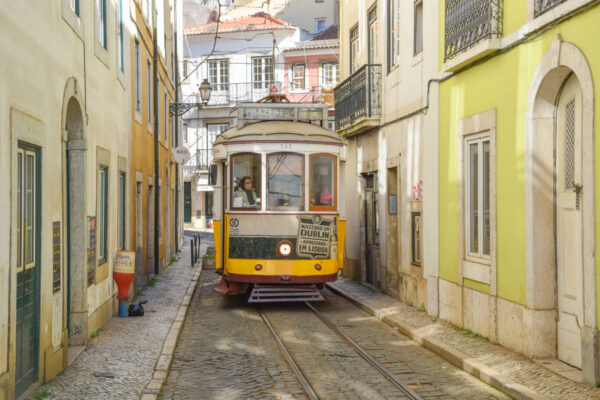 Tram 28 dans une ruelle étroite de l'Alfama à Lisbonne