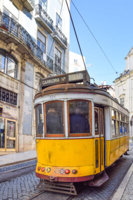 Vieux tramway jaune de Lisbonne