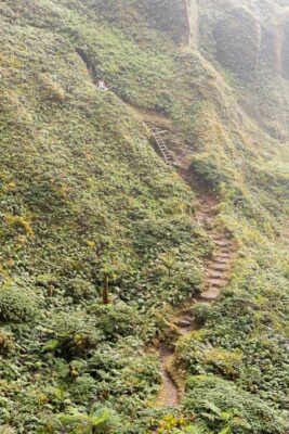 Descente dans le cratère du volcan