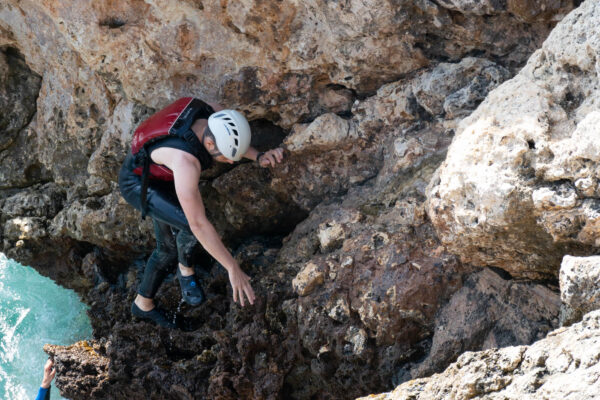 Escalade de rochers lors d'une activité de coasteering