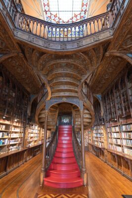 Escalier de la librairie Lello