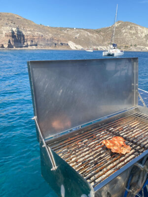 Barbecue sur un catamaran à Santorin