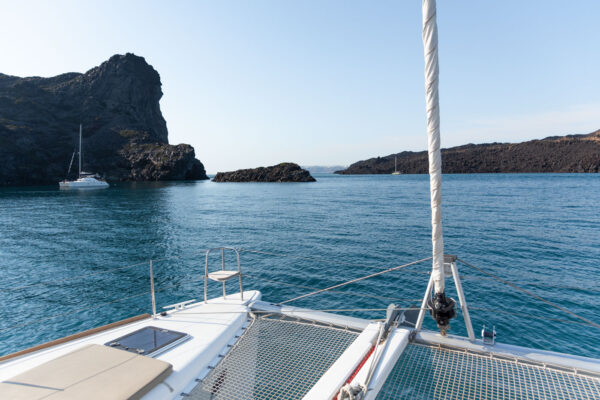 Catamaran autour du volcan de Santorin