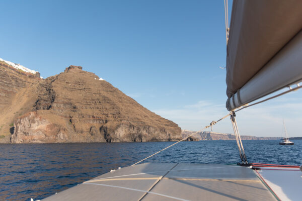 Skaros Rock depuis un bateau