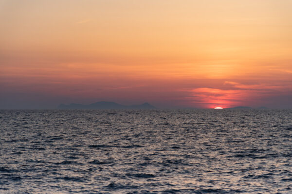 Sortie en bateau à Santorin au coucher de soleil