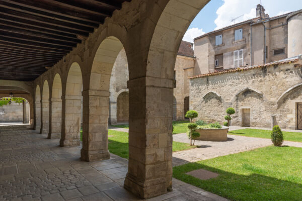 Cloître du Prieuré Saint-Léger