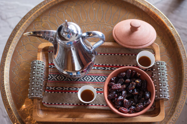 Café arabe et dattes dans un hôtel de luxe omanais