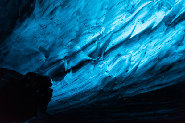 Bleu foncé dans l'ice cave de Jökulsárlón