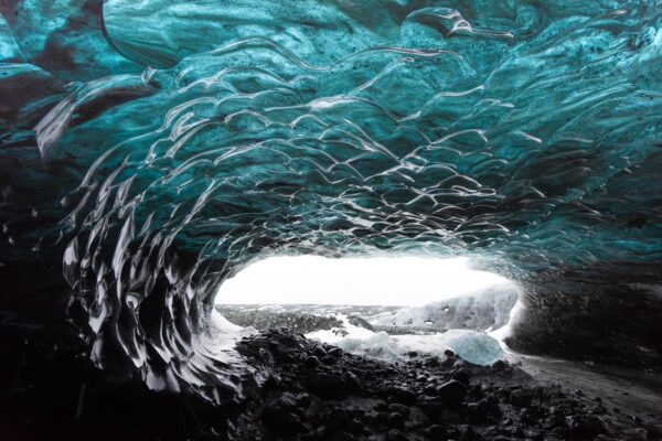 Grotte de glacer au coeur d'un glacier islandais