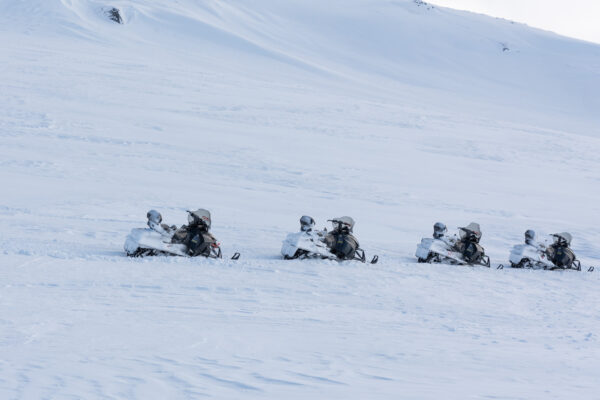 Motoneige sur un glacier en Islande