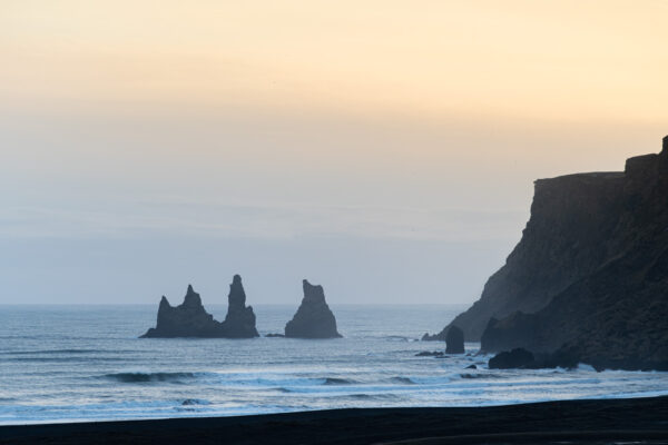 Reynisdrangar depuis la black beach de Vik en Islande