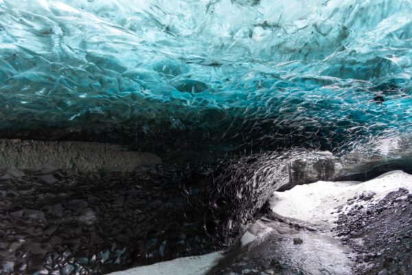 Rivière au sein de l'ice cave de Jökulsárlón