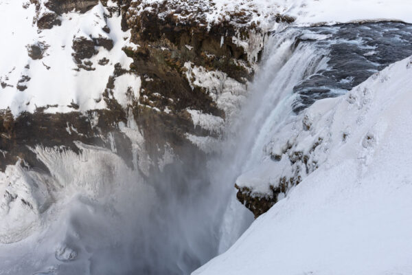 Vue sur Skógafoss depuis un sentier en hauteur