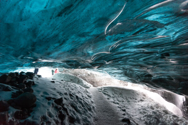 Tunnel dans une grotte de glace naturelle en Islande