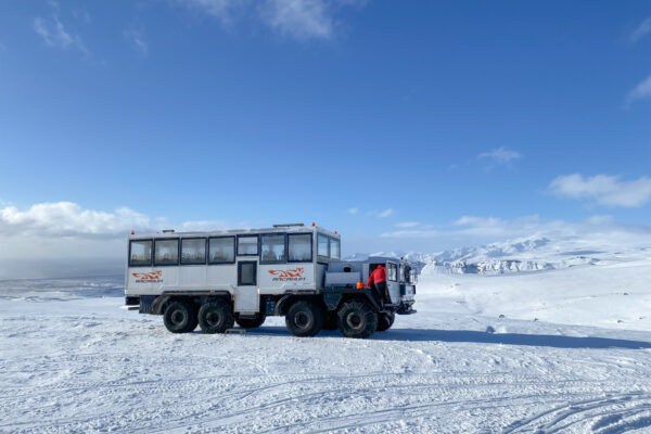 Véhicule tout-terrain pour trajet vers le glacier